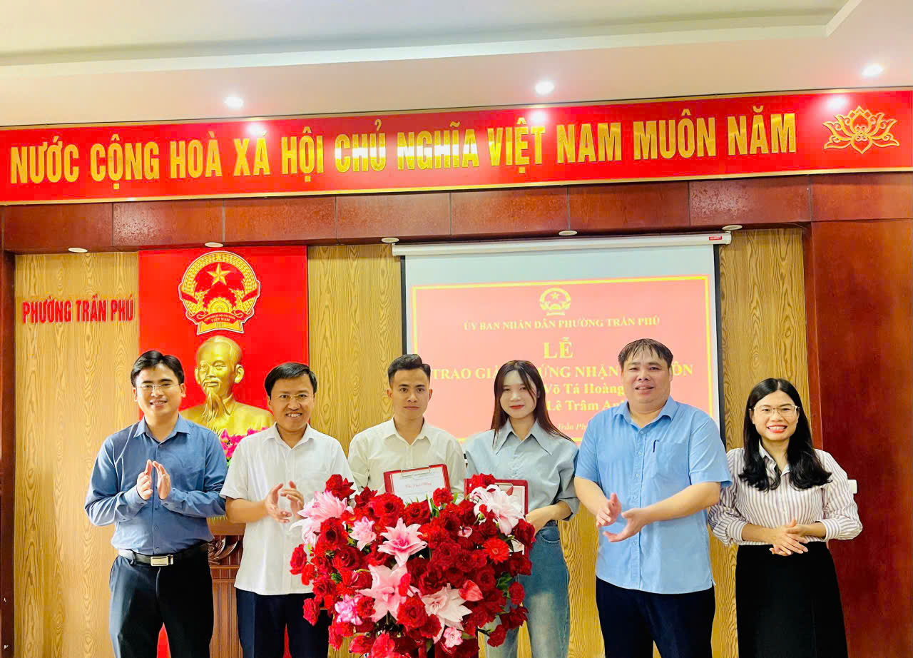 Lễ trao giấy chứng nhận kết hôn cho cặp vợ chồng trẻ đăng ký kết hôn