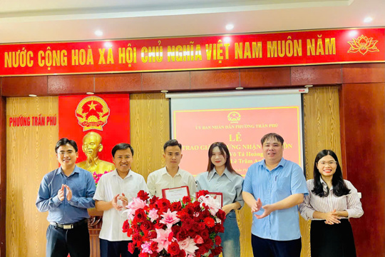 Lễ trao giấy chứng nhận kết hôn cho cặp vợ chồng trẻ đăng ký kết hôn