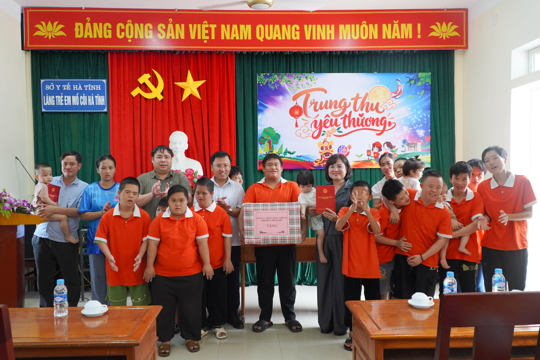 Lãnh đạo phường Trần Phú thăm, tặng quà Trung thu cho trẻ em có hoàn cảnh đặc biệt 