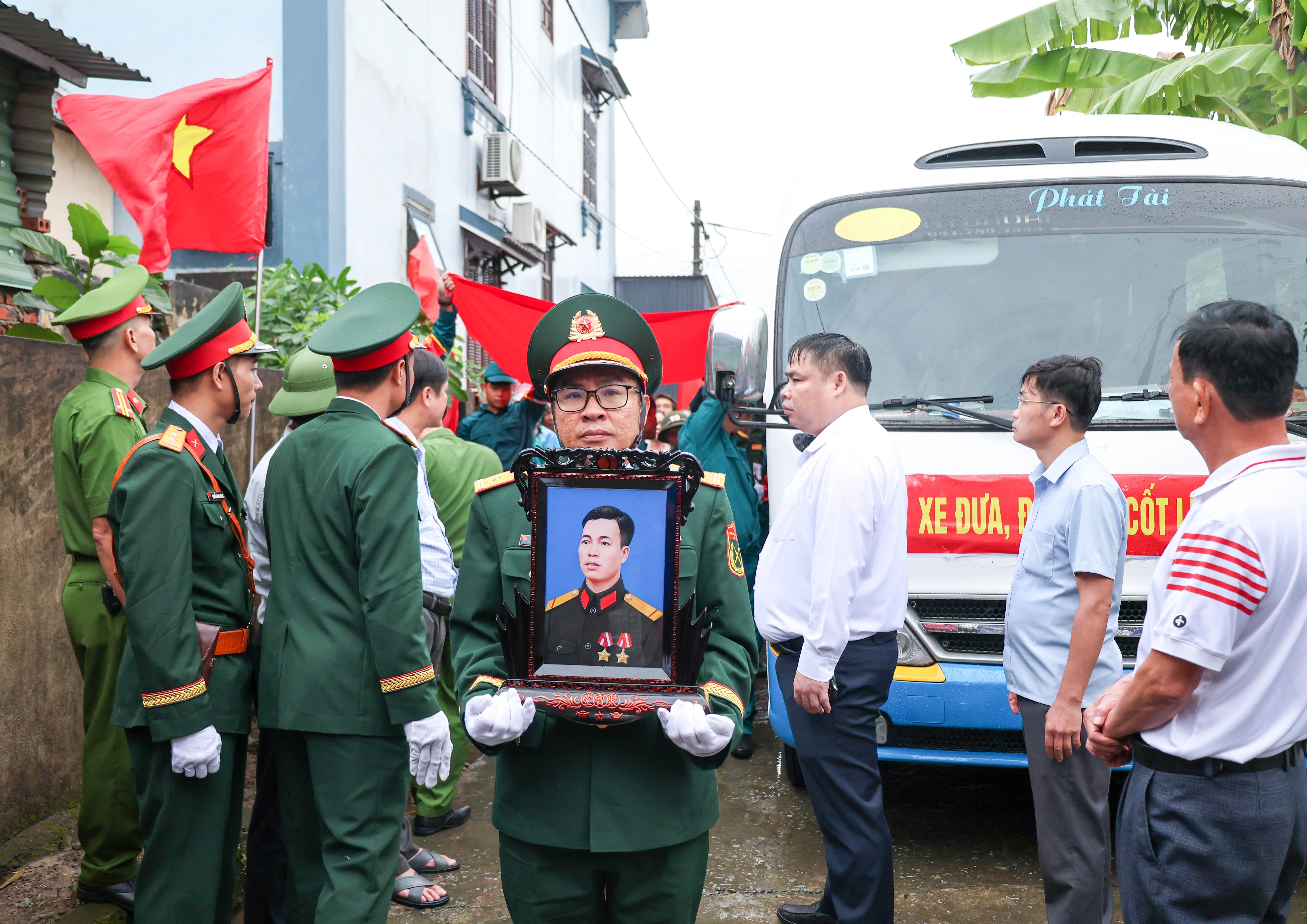 Trần Phú trang nghiêm đón, rước hài cốt liệt sĩ Trần Văn Kỳ về quê hương