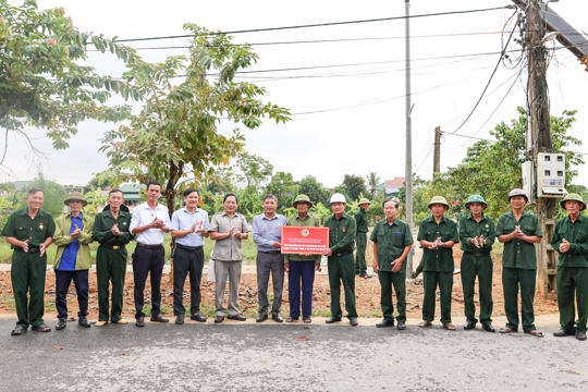 Hội Cựu chiến binh phường Trần Phú thắp sáng đường quê ở Đồng Xuân 