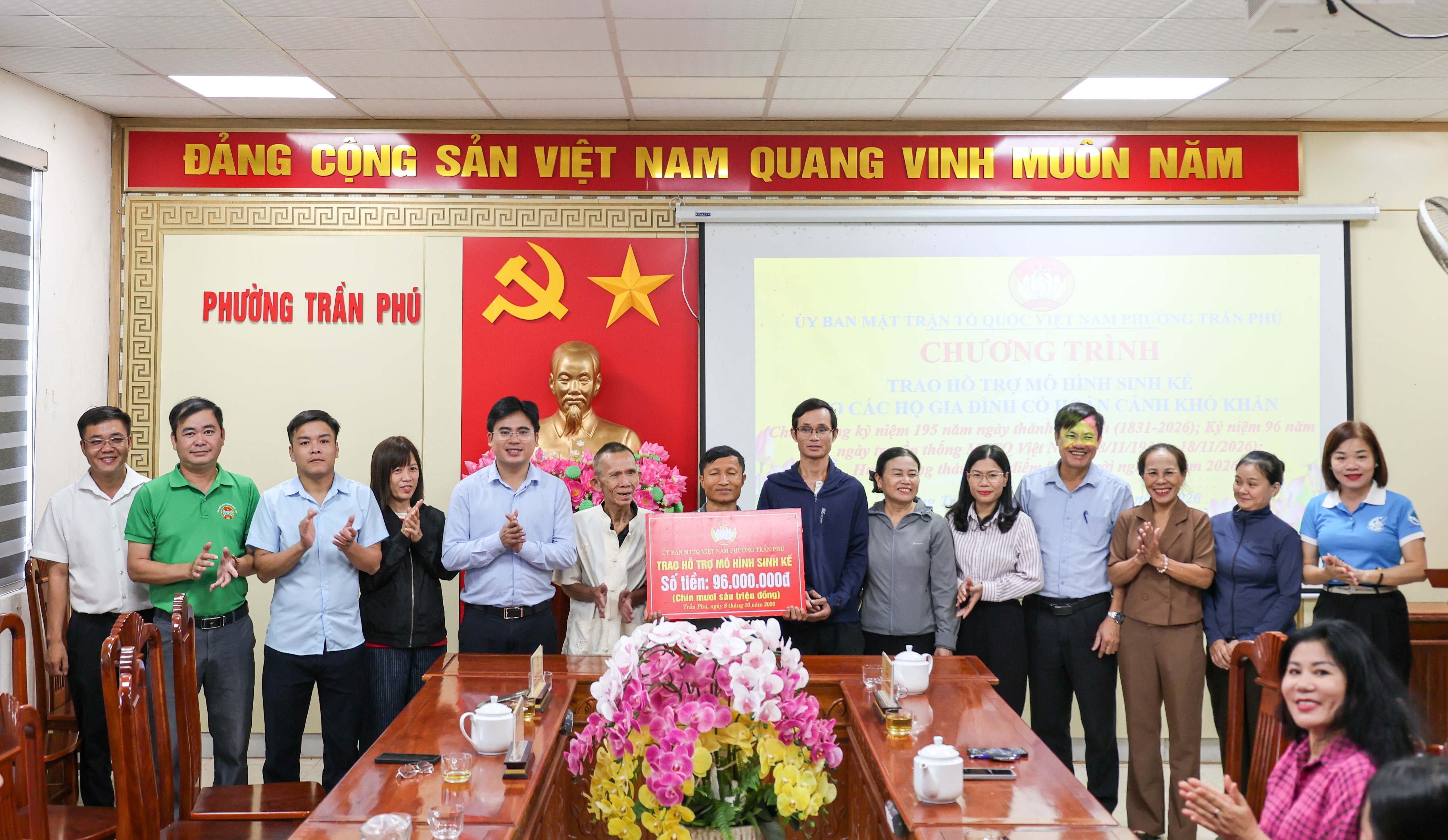 Phường Trần Phú trao hỗ trợ 8 mô hình sinh kế, tiếp sức hộ khó khăn vươn lên