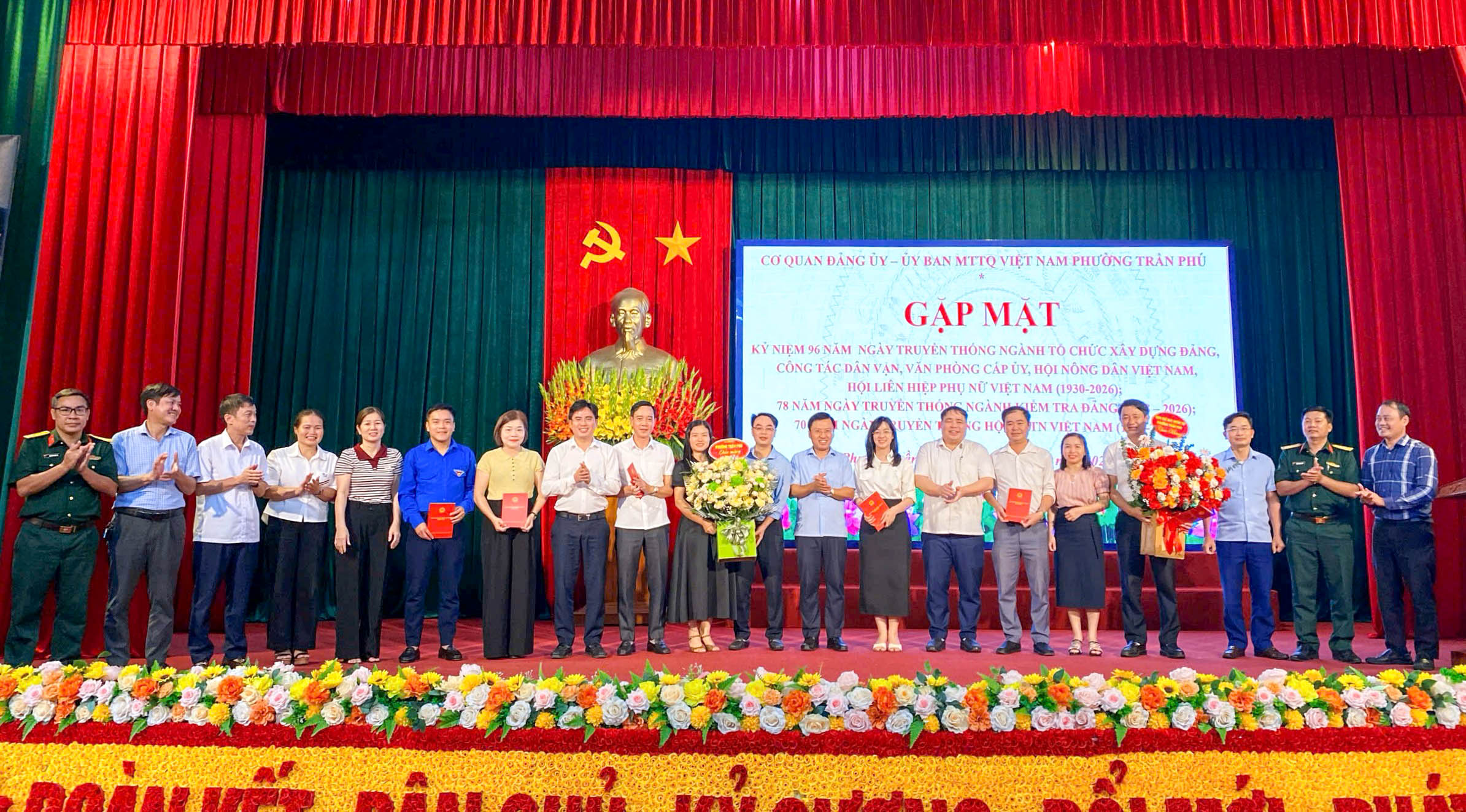 cơ quan Đảng ủy, UBMTTQ phường Trần Phú gặp mặt, chúc mừng các ngành nhân dịp kỷ niệm ngày truyền thống