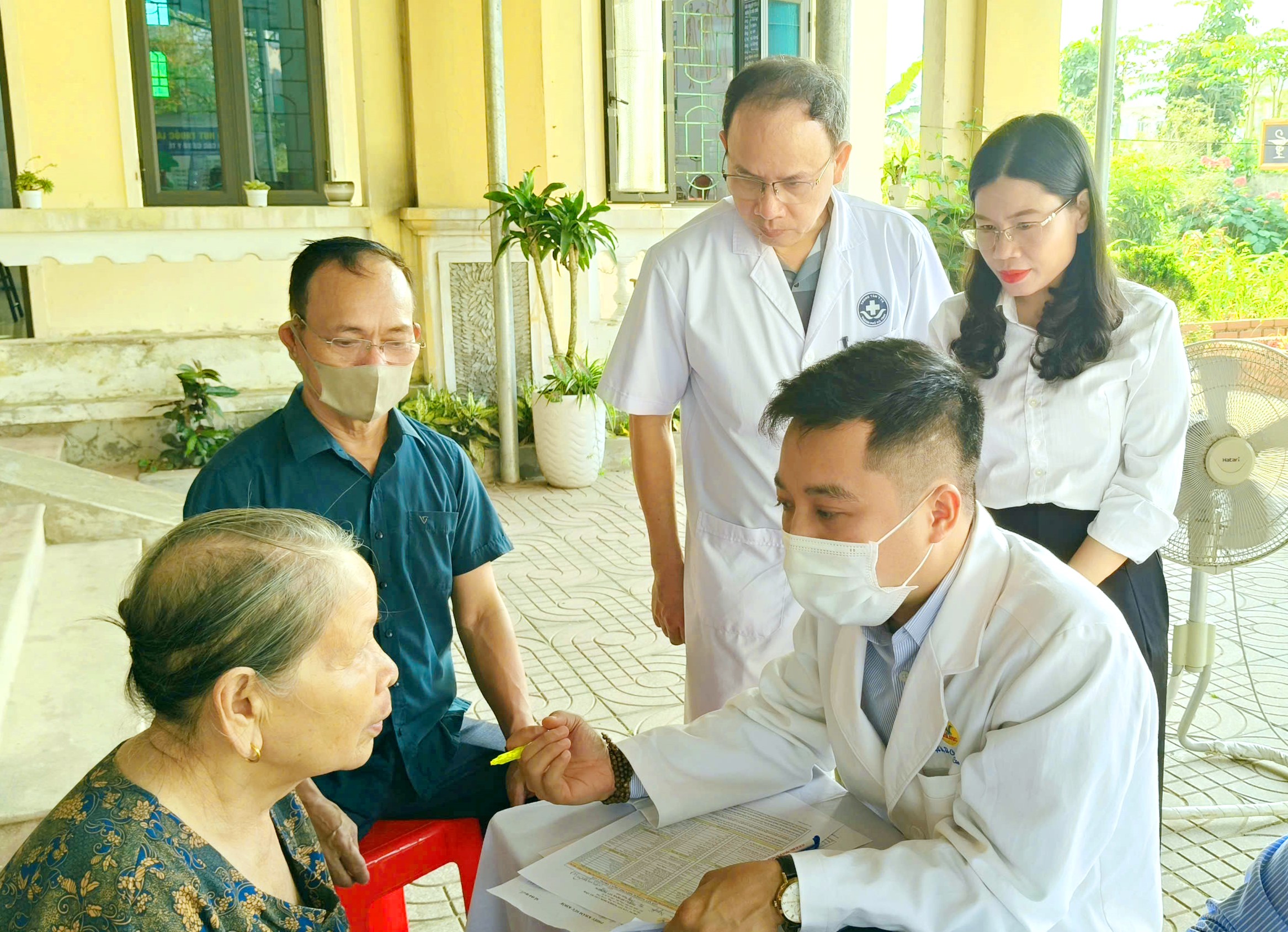 Gần 200 người cao tuổi phường Trần Phú được khám, sàng lọc bệnh miễn phí 