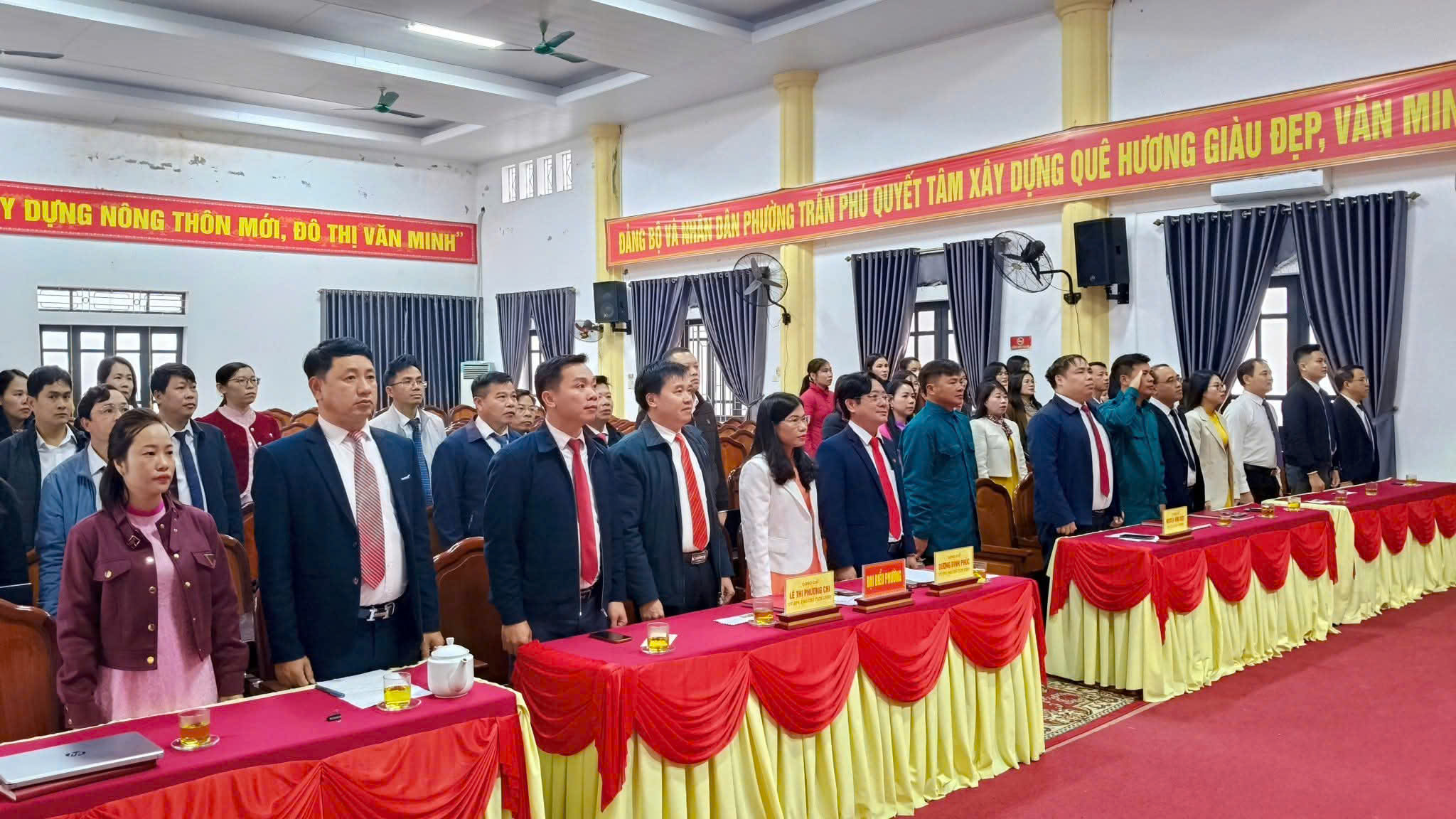 Phường Trần Phú tổ chức lễ chào cờ đầu tháng gắn với phát động ủng hộ đồng bào vùng lũ 