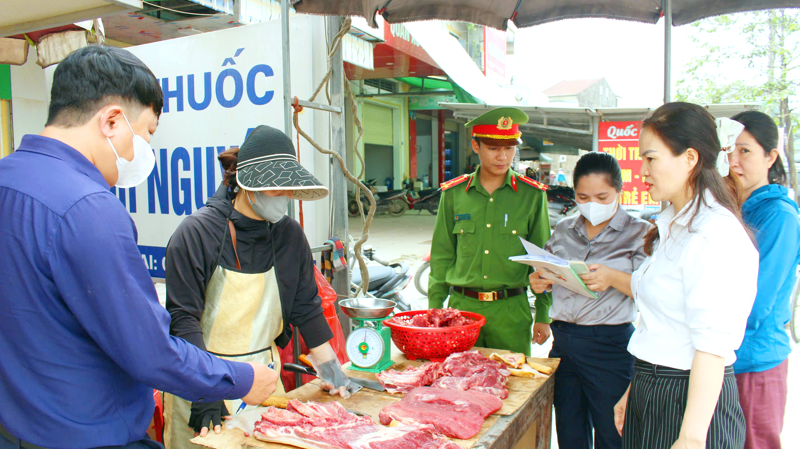 Tăng cường kiểm tra đột xuất, xử lý nghiêm vi phạm an toàn thực phẩm trên địa bàn phường Trần Phú 