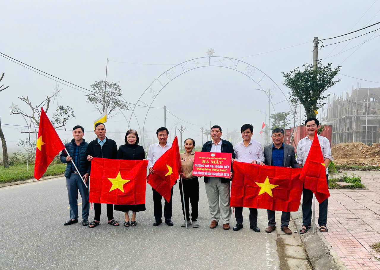 Uỷ ban Mặt trận Tổ quốc phường Trần Phú ra mắt đường cờ “Đại đoàn kết”, “Chào mừng Đại hội Đảng toàn Quốc lần thứ XIV và Tết Nguyên đán Bính Ngọ 2026”. 