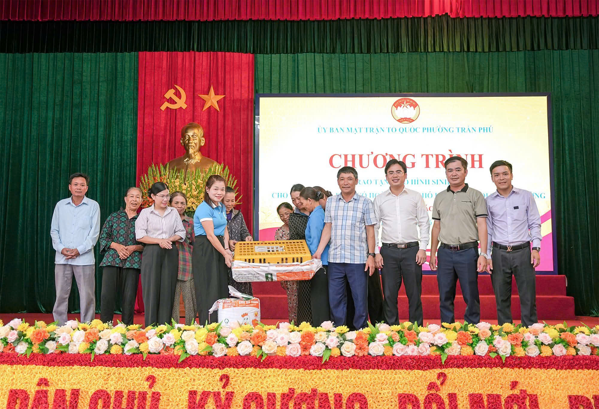 UBMTTQ phường Trần Phú trao mô hình sinh kế cho hộ nghèo, hộ cận nghèo 