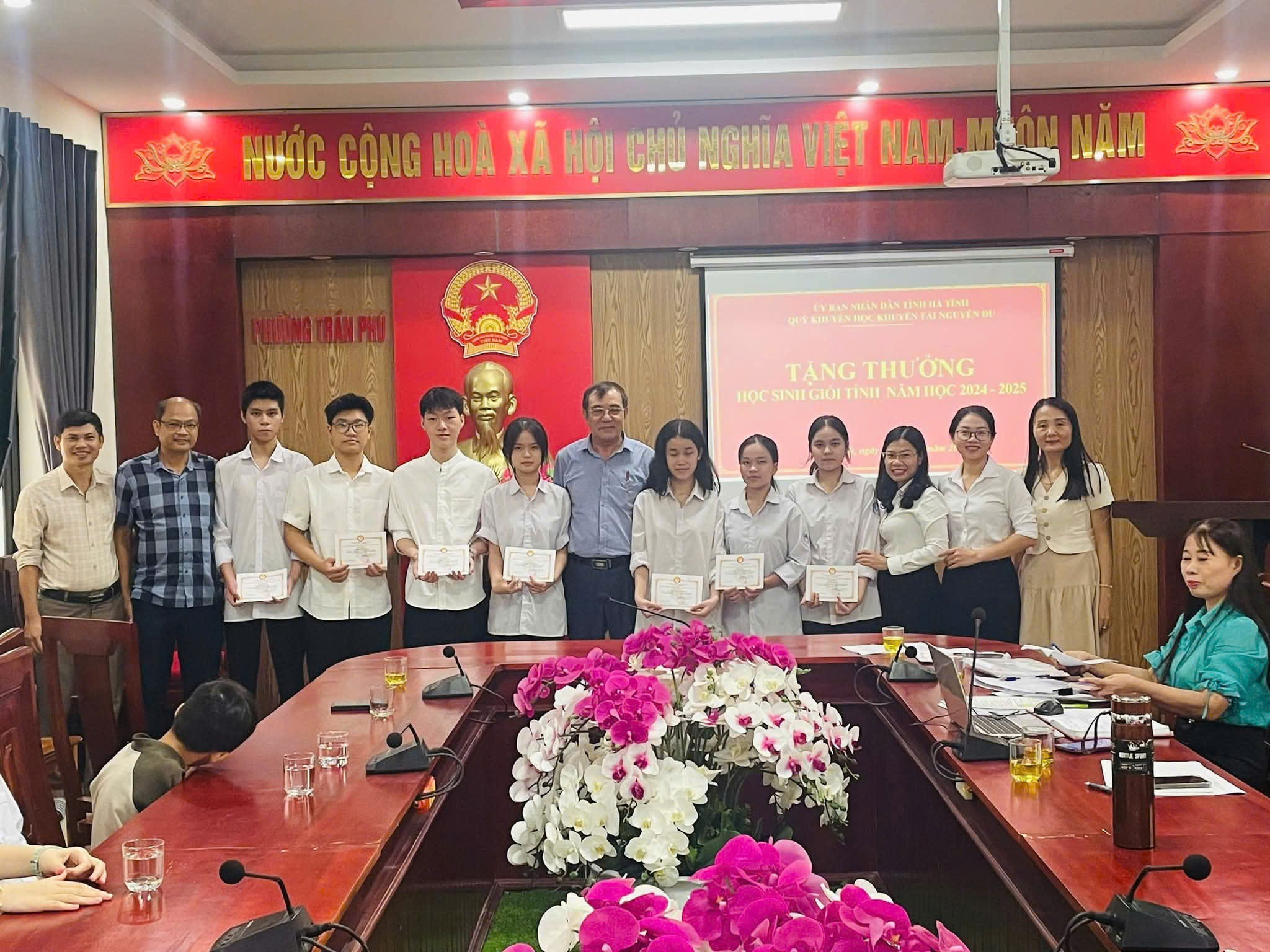 Trao thưởng cho học sinh giỏi tỉnh và học sinh nghèo vượt khó trên địa bàn phường Trần Phú 