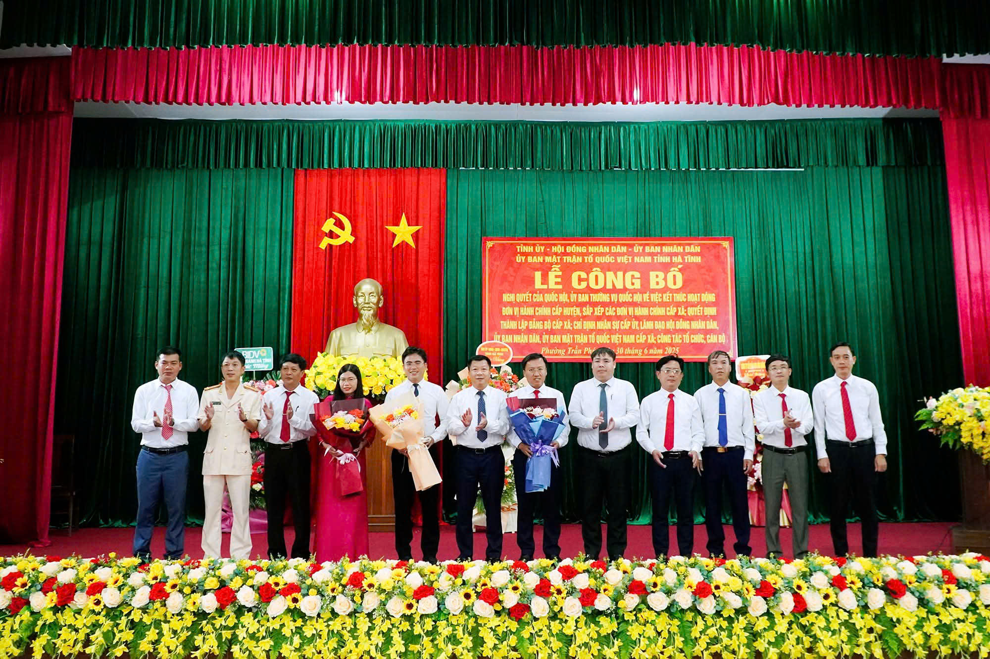 Lễ công bố nhân sự mới phường Trần Phú, tỉnh Hà Tĩnh 